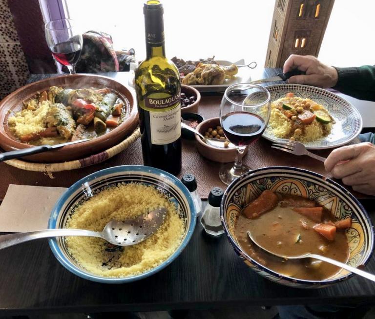 Un tajine aux légumes & un couscous Royal accompagné d'un Boulaouane rouge